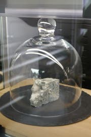 Unter der Glocke: ein Stück "Blauer Geiss".