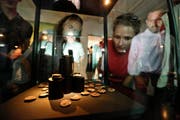 Die keltischen Silbermünzen aus dem Tägermoos sind der Kabinettausstellung im Museum für Archäologie zu sehen. (Bilder: Donato Caspari)