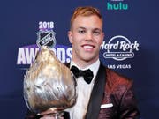 Taylor Hall posiert mit der begehrten MVP-Trophäe (Bild: KEYSTONE/AP/JOHN LOCHER)