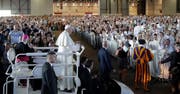 Papst Franziskus in seinem Papamobil vor der Messe in den Palexpo-Hallen.Bild: Alessandra Tarantino/Keystone (Genf, 21. Juni 2018)