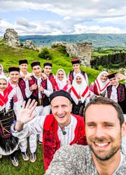 In der bosnischen Stadt Glamoč tanzte SRF-Moderator Stefan Büsser einen traditionellen Hochzeitstanz. (Bild: SRF)