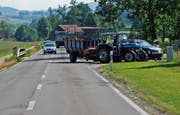 Bei dem Überholmanöver des Autos kam es zur Kollision mit dem Traktor. (Bild: PD)