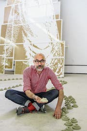 Seine Sandförmchen weisen den Weg auf die sieben Churfürsten: Werner Widmer in der Kunsthalle Wil. (Bild: Martin Preisser)
