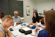 Veli Alpsoy unterrichtet bald zum letzten Mal in seinem Klassenzimmer in der Grüenau. (Bild: Emilie Jörgensen)