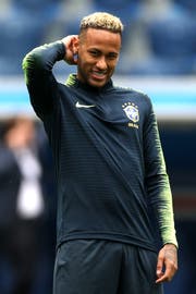 Neymar wirkt entspannt während des Trainings. Bild: Buda Mendes/Getty (St. Petersburg, 21. Juni 2018)
