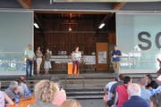 Gemeinderat Heiri Steiner und die IG Zentrum mit Hulda Langenegger, Marianne Lehner, Helene Burkhard und Jörg Rüesch (von links) präsentierten den interessierten Bürgern ihre Ideen zur Neugestaltung des Bahnhofplatzes. Bild: Sabine Schmid