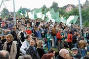 Prächtige Stimmung im September 2008 auf dem Ifang. 4000 Zuschauer verfolgten das Cupspiel FC Bazenheid - FC St. Gallen, bei dem sich der Unterklassige erst nach der Verlängerung geschlagen geben musste (0:2). (Bild: Beat Lanzendorfer)
