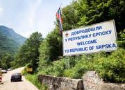 Beim Grenzübergang: "Herzlich Willkomen in der Republika Srbska". Neben der Föderation Bosnien und Herzegowina ist die Republika Srbska eine von zwei Enitäten von Bosnien und Herzegowina (BiH). (Bild: SRF)
