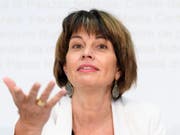 Medienministerin Doris Leuthard präsentiert das neue Gesetz über elektronische Medien. Dieses ermöglicht die Unterstützung von Online-Medien, die vor allem Audio- und Videoinhalte anbieten. (Bild: KEYSTONE/ANTHONY ANEX)