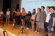 Die Schüler der 2. Sekundarklasse aus Bischofszell stimmten in den Abend der Versammlung ein. (Bild: Trudi Krieg)