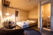 Das Pop-up Hotel der Stadt Baden in der ehemaligen Gefängnis Zelle im Stadtturm - mit Kaffeemaschine, aber ohne Dusche. (Bild: PD)