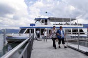 Die Gäste verlassen nach ihrer Fahrt am Steg in Unterägeri das Motorschiff Ägerisee. (Bild: Werner Schelbert 21. Juni 2018)