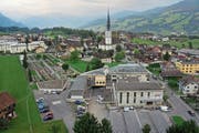 Das EWO-Verwaltungsgebäude in Kerns muss saniert werden (vorne rechts im Bild). (Bild: PD)