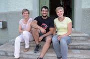 Mirjam Rüegg (rechts) und Beat Sprunger werden die neuen Pächter im alten Schulhaus in der Au. Eigentümerin Marlies Moser freut sich. (Bild: Christoph Heer)