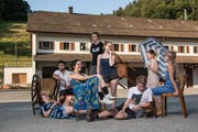 Mitglieder des Vereins Aktion Kultur Willisau vor dem Zeughaus, wo die «Kulturchöubi» stattfindet. (Bild: Dominik Wunderli, Willisau, 20. Juni 2018)