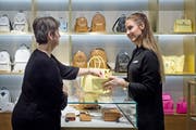 Verkaufssituation im Globus in Luzern. Eine Kundin (links) lässt sich von Arlinda Rraqi in der Schmuck und Accessoires-Abteilung beraten. (Archivbild: Pius Amrein)