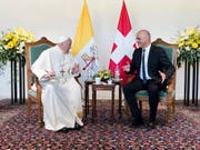 Bundespräsident Alain Berset ist mit Papst Franziskus in Genf zu einem offiziellen Gespräch zusammengetroffen. (Bild: KEYSTONE/PETER KLAUNZER)