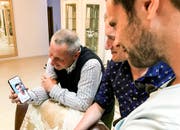 Bekanntes Gesicht: Blerim Dzemailis Vater telefoniert beim Besuch der SRF-Moderatoren mit seinem Sohn. (Bild: SRF)