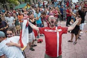 Serbische Fans jubeln beim Public Viewing in der Heimat über den Treffer ihrer Nationalmannschaft. Serbien besiegte zum Auftakt Costa Rica mit 1:0. (Bild: Vladimir Zivojinovic/AFP (Belgrad, 17. Juni 2018)