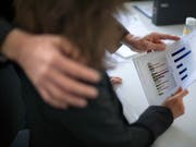 Belästigung und Stress am Arbeitsplatz werden von Arbeitgebern tendenziell als individuelle Probleme angesehen. Oftmals müssten aber die Organisationsstrukturen angepasst werden. (Bild: KEYSTONE/GAETAN BALLY)