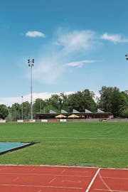 Die Fussballwiese der «Kellen», dahinter das Restaurant Sporttreff. Der FC will auf der Anlage ebenfalls Einnahmen machen. (Bild: jor)