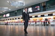 Manuel Bischof ist als Maître de Cabine vorläufig hauptsächlich innerhalb von Europa unterwegs. Das passt für den frischgebackenen Vater perfekt: «So bin ich flexibler und kann meine Frau besser unterstützen.» (Bilder: Mareycke Frehner)