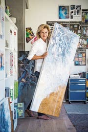 Annemarie Graf stellt in ihrem Atelier ein Bild für die Ausstellung bereit. (Bild: Reto Martin)