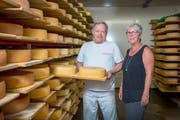 Sie verarbeiteten drei Millionen Kilogramm Milch im Jahr: Emil und Edith Amacker im Keller, wo 3500 Käseleiber reifen. (Bild: Urs Bucher)