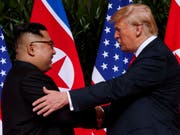 Nordkoreas Machthaber Kim Jong Un und US-Präsident Donald Trump begrüssen einander beim historischen Gipfel in Singapur. (Foto: Evan Vucci/AP) (Bild: KEYSTONE/AP/EVAN VUCCI)