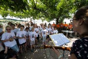 Schüler der Heilpädagogischen Schule Willisau proben bei der Stiftung Brändi zusammen mit Betreuer des Zivilschutz für ihren Auftritt zum 25-Jahr-Jubiläum. Bild: Dominik Wunderli (21. Juni 2018).