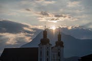 Um 6.37 Uhr scheint die Sonne zur Sommersonnenwende durch den Einschnitt zwischen den zwei Bergkuppen des Stanserhorns auf die Pfarrkirche von Sarnen. (Bild: Urs Flüeler/Keystone, 21. Juni 2018)
