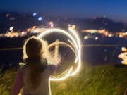 Warum brennt ein bengalisches Feuer? Wie berechne ich einen Kreis? Kinder sollten bereits früh und spielerisch an physikalische Vorgänge, Naturkunde und mathematische Formeln und Formen herangeführt werden, finden die Akademien der Wissenschaften der Schweiz. (Bild: KEYSTONE/GAETAN BALLY)
