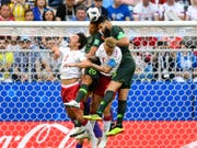 Umkämpftes Spiel zwischen Dänen und Australier: Kopfballduell zwischen Delaney, Sainsbury, Jedinak und Kjaer (von links) (Bild: KEYSTONE/AP/MARTIN MEISSNER)