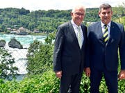 Baden-Württembergs Ministerpräsident Winfried Kretschmann (links) und Schaffhausens Regierungspräsident Christian Amsler posieren nach dem Arbeitsgespräch vor dem Rheinfall. (Bild: KEYSTONE/WALTER BIERI)