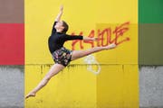 Immer in Bewegung: Lea Korner (18), Absolventin der Kantonsschule Musegg. (Bild: Boris Bürgisser, Luzern, 21. Juni 2018)