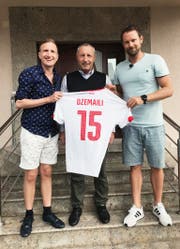 SRF-Moderator Stefan Büsser und Produzent Manuel Rothmund haben Blerim Dzemailis Vater in Mazedonien besucht. (Bild: SRF)