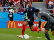 Kylian Mbappé schiesst den einzigen Treffer in Jekaterinburg gegen Peru und führt Frankreich in die Achtelfinals (Bild: KEYSTONE/AP/VADIM GHIRDA)