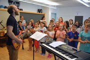 Lehrer Roger Knöpfli übt mit dem Musical-Chor für die Aufführungen kommende Woche. (Bild: Monika Wick)
