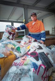 Plastiksammlung mit Kuh-Bag in Kreuzlingen. (Bild: Andrea Stalder)