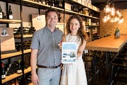 Stefan Hauser und Simona Mazurekova von der Vinothek Hauser machen mit bei der neuen Shopping-App. (Bild: Manuela Jans-Koch / Luzern, 21. Juni 2018)