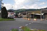 Mit den Holzbänken und den schön bepflanzten Hochbeeten ist bereits ein erster Schritt zur optischen Aufwertung des Ebnat-Kappler Bahnhofplatzes gemacht. Bild: Sabine Schmid