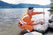 Brunnenmeister Erich Duss zeigt, wie tief der Pegel des Ägerisees momentan ist. (Bild: Werner Schelbert (Oberägeri, 21. Juni 2018))