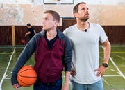 "Verlottert" ist noch nett ausgedrückt: Stefan Büsser und Manuel Rothmund sind entsetzt über den Zustand einer Schulturnhalle in Bosnien. (Bild: SRF)