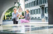 Jacqueline Vogel und Susann Vögeli beim Brunnen und der Skultpur Heraklit in Weinfelden. (Bild: Andrea Stalder)