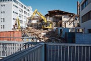 Auf dem Areal der Huber + Suhner AG in Herisau werden zwei Gebäude abgerissen. Dies hat verschiedenste Gründe. (Bild: Karin Erni)