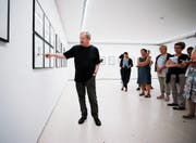 Der ungarische Schriftsteller und Fotograf Péter Nádas erläutert seine Bilder. (Bild: Stefan Kaiser (Zug, 21. Juni 2018))