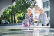 Jacqueline Vogel und Susann Vögeli beim Brunnen und der Skultpur Heraklit in Weinfelden. (Bild: Andrea Stalder)