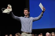Stefan Walker aus Altdorf hat die Matura mit der Noto 5,5 als bester des Jahrgangs abgeschlossen und erhielt dafür den UKB-Preis. (Bild: Urs Hanhart (Altdorf, 22. Juni 2018))