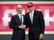 Luka Doncic (rechts) wurde von Atlanta gezogen und nach Dallas getradet (Bild: KEYSTONE/FR5170574 AP/KEVIN HAGEN)