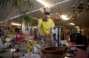 Robert Honegger in seiner Brockenstube und Fundgrube (Bro-Fu) in Kägiswil. (Bild: Corinne Glanzmann, 20. Juni 2018)